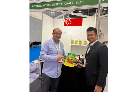 TEROKA PASARAN LUAR NEGARA: Encik Ronnie Faizal Tan (paling kiri) bergambar dengan Encik Azhar Sulaiman, pemilik Dendeng House International, antara 11 peniaga Singapura yang mengambil bahagian dalam acara Halal Expo London 2022 baru-baru ini. - Foto RONNIE FAIZAL TAN