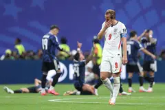England terpaksa meneruskan penantian enam dekad mereka untuk menjulang trofi Piala Dunia apabila mereka ditewaskan 1-2 oleh Argentina.
Pasukan kendalian Thomas Tuchel memulakan permainan dengan baik dan mendahului perlawanan dengan jaringan Anthony Gordon. 
Kapten pasukan, Harry Kane (gambar), kelihatan berkongsi tentang kekecewaan seluruh pasukan atas kegagalan untuk mendapatkan kawalan selepas mendapatkan gol mereka dan terpaksa menerima kekalahan mereka. 
Argentina tidak cemas dan kekal mengasak benteng pertahanan England, dan tekanan mereka akhirnya membuahkan hasil pada lewat perlawanan.
Dalam tempoh tujuh minit, pasukan kendalian Lionel Scaloni menjaringkan dua gol untuk bangkit dan menewaskan England 2-1 untuk mengesahkan tempat mereka di final Piala Dunia. 
Bintang Argentina, Lionel Messi, sekali lagi menyerlah apabila menghasilkan bantuan gol untuk kededua jaringan Argentina. 
Pemain tengah Enzo Fernandez menjaringkan gol penyamaan pada minit ke-85, dan penyerang mereka, Lautaro Martinez, menjaringkan gol kemenangan pada masa tambahan, pada minit ke-92.
Ramai yang mengkritik pendekatan Tuchel, yang disifatkan sebagai terlalu defensif selepas pasukan beliau berjaya mendahului perlawanan.