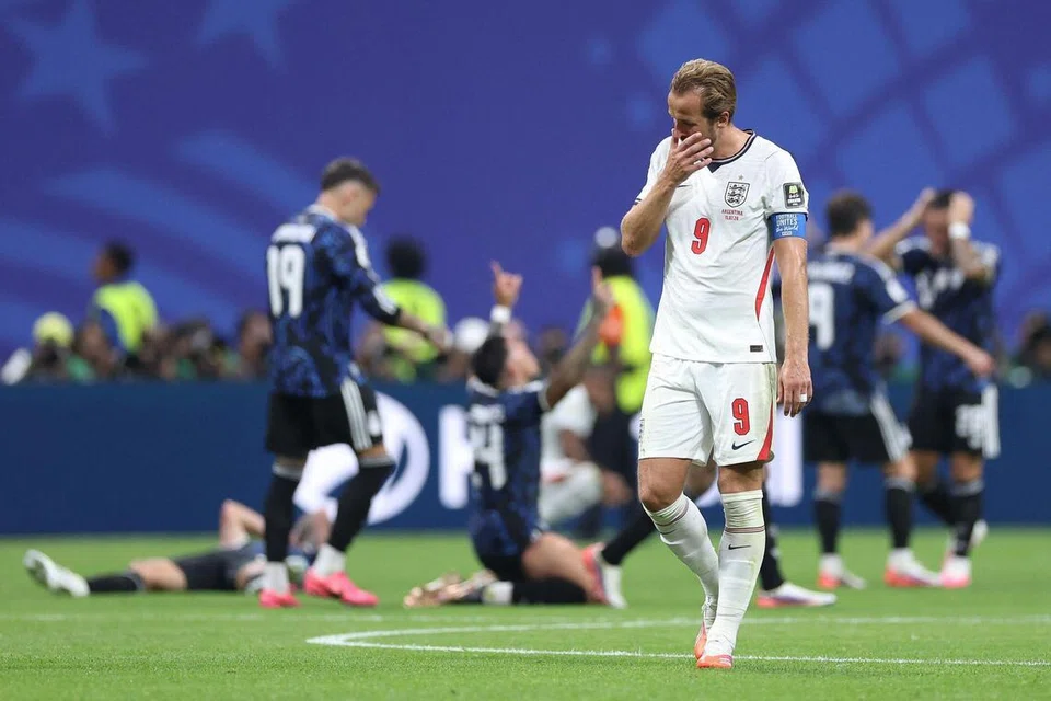 England terpaksa meneruskan penantian enam dekad mereka untuk menjulang trofi Piala Dunia apabila mereka ditewaskan 1-2 oleh Argentina.
Pasukan kendalian Thomas Tuchel memulakan permainan dengan baik dan mendahului perlawanan dengan jaringan Anthony Gordon. 
Kapten pasukan, Harry Kane (gambar), kelihatan berkongsi tentang kekecewaan seluruh pasukan atas kegagalan untuk mendapatkan kawalan selepas mendapatkan gol mereka dan terpaksa menerima kekalahan mereka. 
Argentina tidak cemas dan kekal mengasak benteng pertahanan England, dan tekanan mereka akhirnya membuahkan hasil pada lewat perlawanan.
Dalam tempoh tujuh minit, pasukan kendalian Lionel Scaloni menjaringkan dua gol untuk bangkit dan menewaskan England 2-1 untuk mengesahkan tempat mereka di final Piala Dunia. 
Bintang Argentina, Lionel Messi, sekali lagi menyerlah apabila menghasilkan bantuan gol untuk kededua jaringan Argentina. 
Pemain tengah Enzo Fernandez menjaringkan gol penyamaan pada minit ke-85, dan penyerang mereka, Lautaro Martinez, menjaringkan gol kemenangan pada masa tambahan, pada minit ke-92.
Ramai yang mengkritik pendekatan Tuchel, yang disifatkan sebagai terlalu defensif selepas pasukan beliau berjaya mendahului perlawanan.