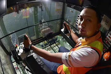 MENEROKA 'PUNCAK' KERJAYA: Encik Edygunawan Hernawan, seorang pengendali kren pangkalan, sudah lama bermatlamat memegang jawatan itu. Pekerjaannya memerlukannya mengendalikan kren daripada ketinggian 16 tingkat. - Foto BM oleh DESMOND WEE