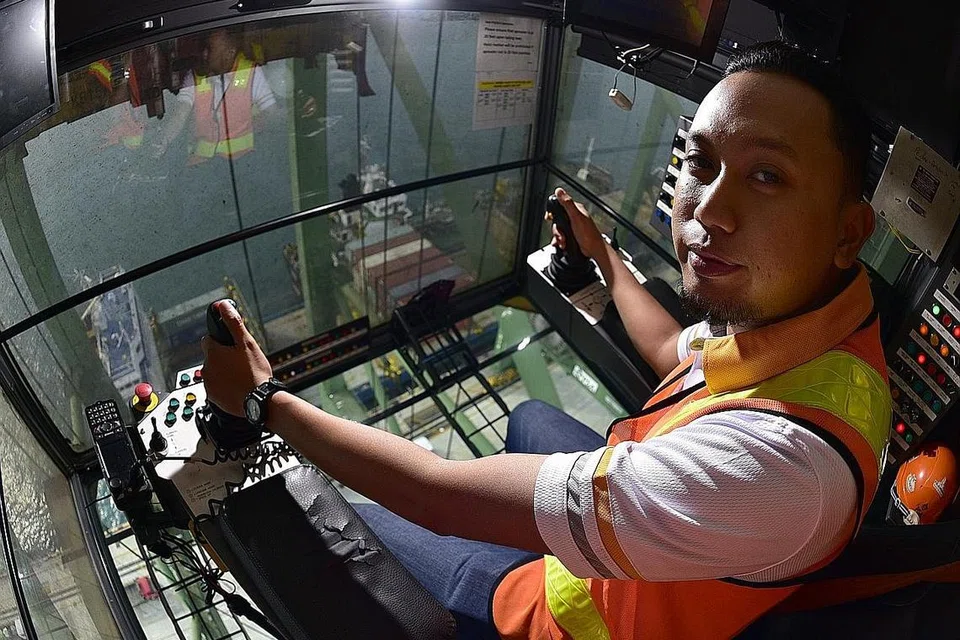 MENEROKA 'PUNCAK' KERJAYA: Encik Edygunawan Hernawan, seorang pengendali kren pangkalan, sudah lama bermatlamat memegang jawatan itu. Pekerjaannya memerlukannya mengendalikan kren daripada ketinggian 16 tingkat. - Foto BM oleh DESMOND WEE