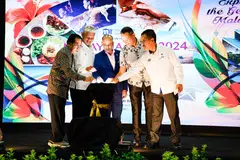 (Dari kiri) Pengarah Urusan MegaXpress Communications Pte Ltd, Encik Hamzah Abdullah; Pengerusi Lembaga Pemasaran Pertanian Persekutuan (Fama) Encik Aminuddin Zulkipli; Pesuruhjaya Tinggi Malaysia di Singapura,  Encik Azfar Mohamad Mustafar; Mayor Majlis Pembangunan Masyarakat (CDC) South East, Encik Mohd Fahmi Aliman dan Ketua Pengarah Fama Encik Abdul Rashid Bahri hadir untuk merasmikan pelancaran pameran Malaysia Fest 2024 di Singapore Expo pada 25 Julai. 