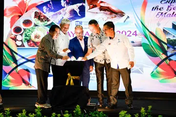 (Dari kiri) Pengarah Urusan MegaXpress Communications Pte Ltd, Encik Hamzah Abdullah; Pengerusi Lembaga Pemasaran Pertanian Persekutuan (Fama) Encik Aminuddin Zulkipli; Pesuruhjaya Tinggi Malaysia di Singapura,  Encik Azfar Mohamad Mustafar; Mayor Majlis Pembangunan Masyarakat (CDC) South East, Encik Mohd Fahmi Aliman dan Ketua Pengarah Fama Encik Abdul Rashid Bahri hadir untuk merasmikan pelancaran pameran Malaysia Fest 2024 di Singapore Expo pada 25 Julai. 