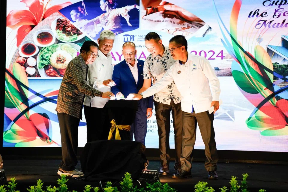 (Dari kiri) Pengarah Urusan MegaXpress Communications Pte Ltd, Encik Hamzah Abdullah; Pengerusi Lembaga Pemasaran Pertanian Persekutuan (Fama) Encik Aminuddin Zulkipli; Pesuruhjaya Tinggi Malaysia di Singapura,  Encik Azfar Mohamad Mustafar; Mayor Majlis Pembangunan Masyarakat (CDC) South East, Encik Mohd Fahmi Aliman dan Ketua Pengarah Fama Encik Abdul Rashid Bahri hadir untuk merasmikan pelancaran pameran Malaysia Fest 2024 di Singapore Expo pada 25 Julai. 