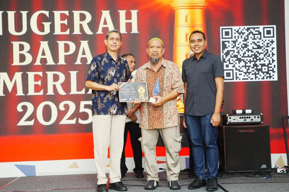 Encik Suyasman Haji Yadoni (tengah) diiktiraf dengan Anugerah Bapa Cemerlang yang disampaikan Pemangku Menteri Bertanggungjawab bagi Ehwal Masyarakat Islam, Profesor Madya Dr Muhammad Faishal Ibrahim (kiri), dan AP GRC Chua Chu Kang, Encik Zhulkarnain Abdul Rahim.