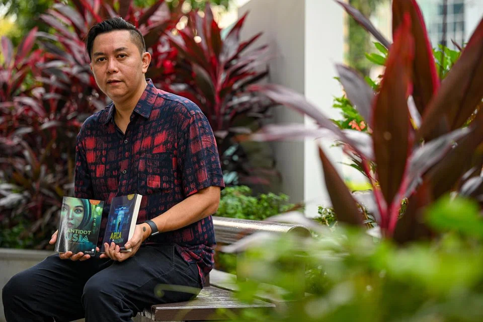TANGGUNGJAWAB PENULIS: Encik Farihan Bahron, percaya menulis merupakan salah satu cara bagi golongan belia merakam peristiwa yang berlaku dalam zaman mereka. Baru-baru ini beliau menghasilkan dua buku iaitu ‘Antidot Usia’ dan ‘Arca di Muzium’ bertema isu yang berlegar dalam dunia anak-anak muda.