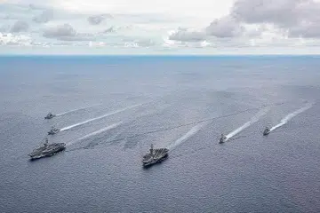 ADAKAN LATIHAN: Foto yang diberikan Pejabat Angkatan Laut Amerika ini menunjukkan dua kapal induk pesawat udara negara itu bersama sekumpulan kapal sokongan sedang melakukan latihan di Laut China Selatan pada 6 Julai lalu. - Foto EPA-EFE