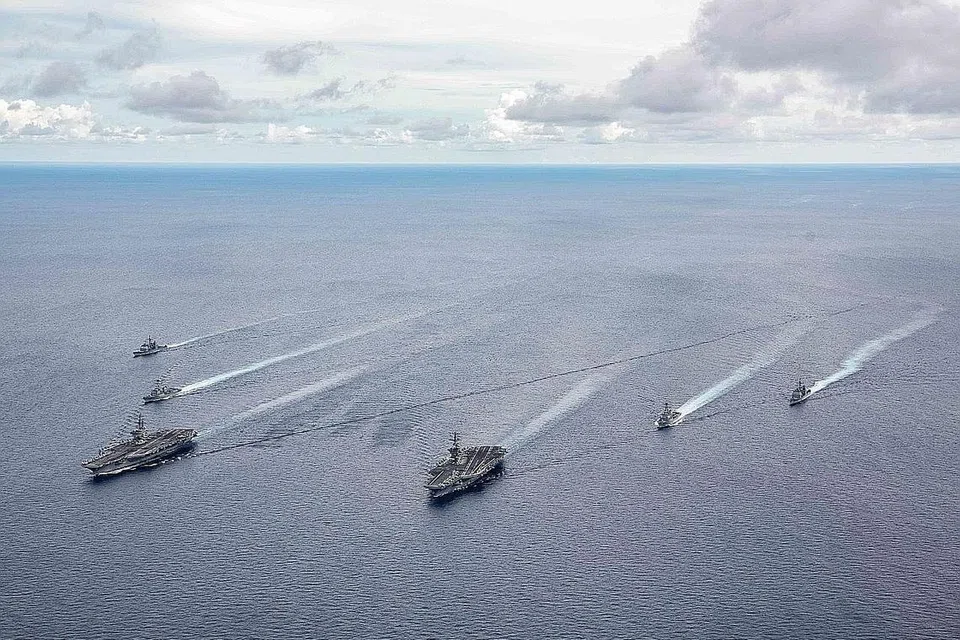 ADAKAN LATIHAN: Foto yang diberikan Pejabat Angkatan Laut Amerika ini menunjukkan dua kapal induk pesawat udara negara itu bersama sekumpulan kapal sokongan sedang melakukan latihan di Laut China Selatan pada 6 Julai lalu. - Foto EPA-EFE