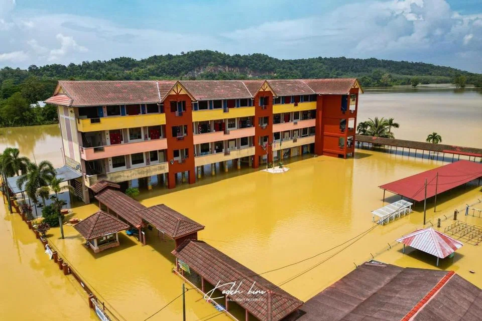 Sebuah sekolah di Banai, Pelubang, Jitra, Kedah, ditenggelami air.