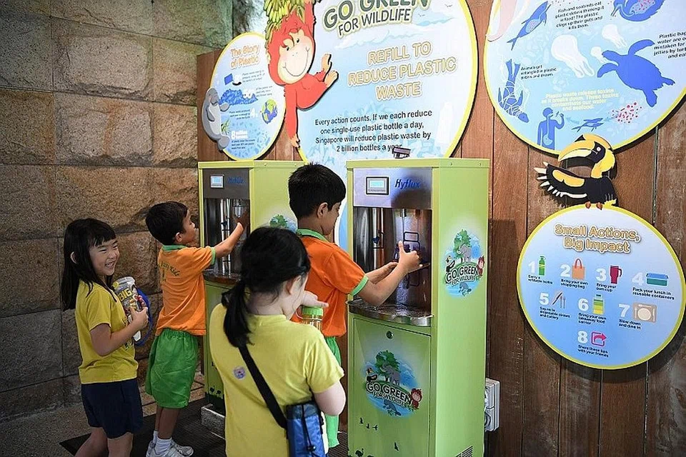 MESRA ALAM: Antara projek pertama kempen ialah pemasangan mesin air minuman automatik di Taman Haiwan dan River Safari yang menampilkan mesej menggunakan botol air yang boleh diisi semula. - Foto WILDLIFE RESERVES SINGAPORE