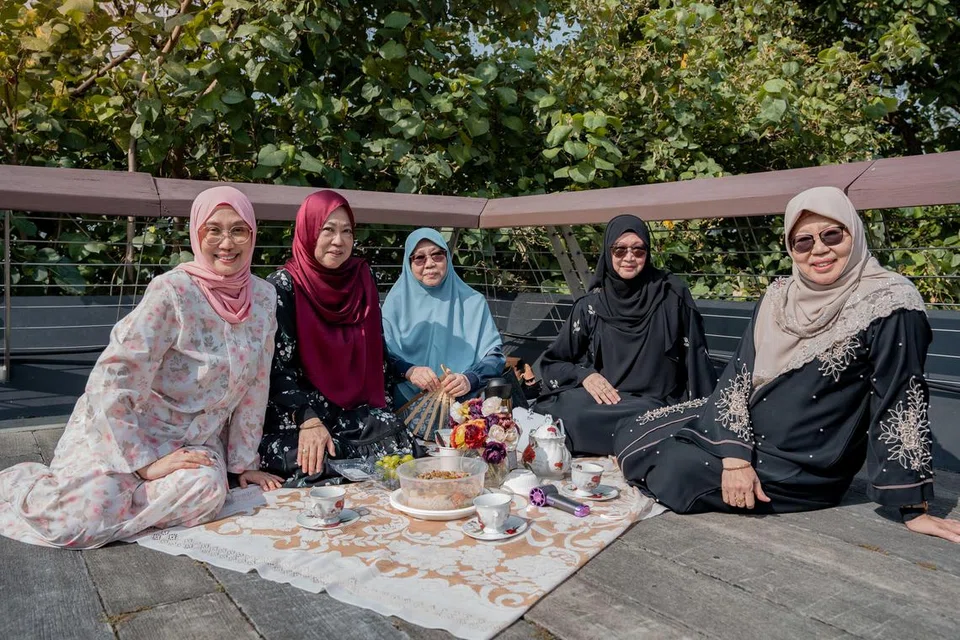 Adik-beradik (dari kiri) Cik Rohaida Ismail, Cik Rohana Ismail, Cik Rohani Ismail, Cik Rahyu Ismail, dan Cik Rokiah Ismail sering mengunjungi dan berkelah di Jeti Punggol untuk mengimbau kenangan kehidupan di Kampong Wak Sumang dahulu.
