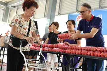 Ketua Pegawai Eksekutif (CEO) Kumpulan FairPrice, Encik Vipul Chawla, mengagihkan telur kepada benefisiari di pelancaran inisiatif ‘Protein Pledge’ pada 25 Mac. Usaha itu bertujuan meningkatkan akses kepada protein segar bagi golongan memerlukan seperti warga emas, keluarga berpendapatan rendah and pekerja migran.