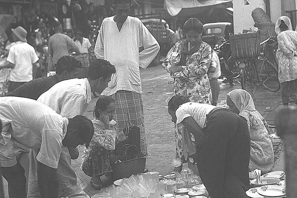 PERSIAPAN RAYA: Orang ramai sibuk membeli-belah di Arab Street sempena Hari Raya pada 14 Jun 1952.