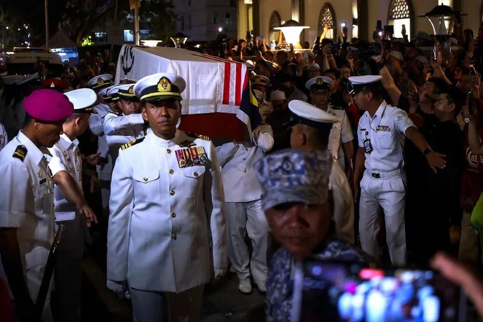 Anggota Tentera Laut Diraja Malaysia mengusung jenazah Allahyarham Komander Muhammad Firdaus Ramli ke Tanah Perkuburan Islam Masjid Jamek Sungai Nibong Besar, Pulau Pinang, untuk dikebumikan pada 24 April malam.