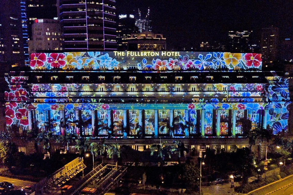 PANCARAN CAHAYA: Hotel The Fullerton (atas) akan disinari pancaran cahaya yang mendapat ilham daripada hasil seni pelajar dan penerima bantuan sekolah tempatan serta pertubuhan kebajikan. - Foto COLLABORATE CREATIONS 