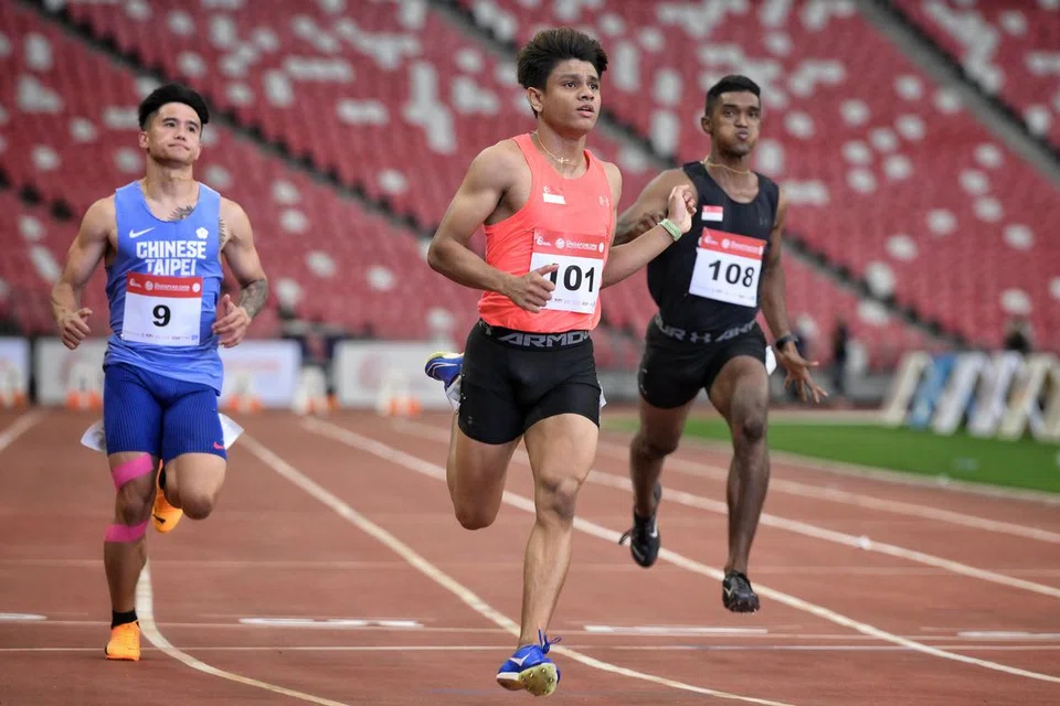 Pelari pecut Singapura, Marc Louis, menjuarai peringkat akhir acara 100m lelaki Terbuka Singapura, dengan catatan masa 10.36 saat, mendahului pelari Taiwan, Wei Tai-sheng (kiri), dan Praharsh Subash Soman dari Singapura. 