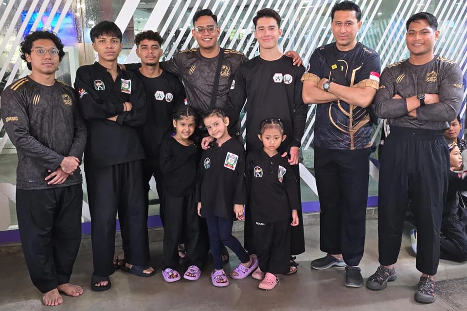 SERTAI PERTANDINGAN SILAT: Maryam Izzathi, lima tahun (depan, kanan), bersama para peserta dan jurulatih daripada Kelab Masyarakat Kampong Ubi, semasa pertandingan silat peringkat kebangsaan anjuran Persatuan Grasio Singapura yang diadakan pada 10 dan 11 Mei di Kelab Masyarakat Taman Jurong.