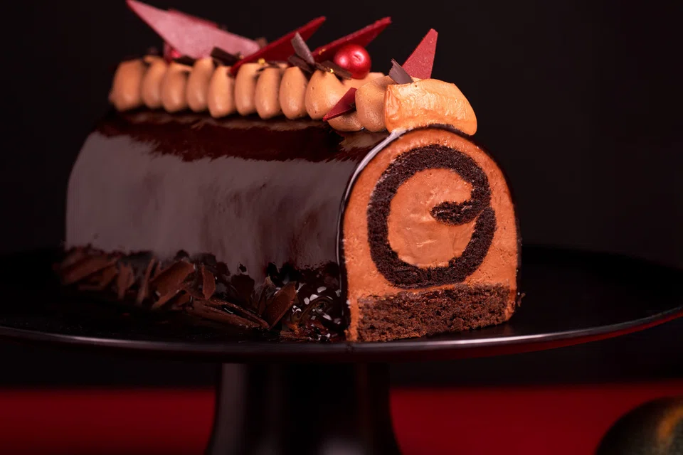 Pencuci mulut dari Dark Chocolate Log Cheesecake oleh Cat & The Fiddle, mempunyai lapisan tekstur dan rasa yang kompleks dengan rasa manis, coklat yang pahit manis, serta crispy pearls dan feuilletine yang menambah tekstur rangup kepada kek yang gebu. 