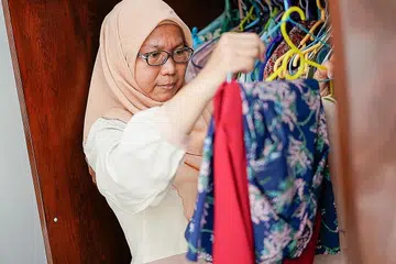 CIK ZAAHIDAH: Perlu memilih pakaian yang diperlu dipakai ke tempat kerja dan buat penyesuaian seperti mana yang dibuat sekitar setahun lalu apabila beliau tiba-tiba perlu bekerja dari rumah. - Foto BH oleh HASIF AZMI