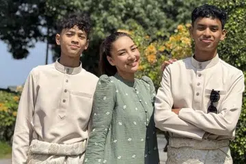 Rita Rudaini bersama dua anak lelakinya iaitu Airit Qaqa Arjuna (kiri) dan Airit Rayyan Rizqin seronok setiap kali pulang beraya di kampung di Perlis.