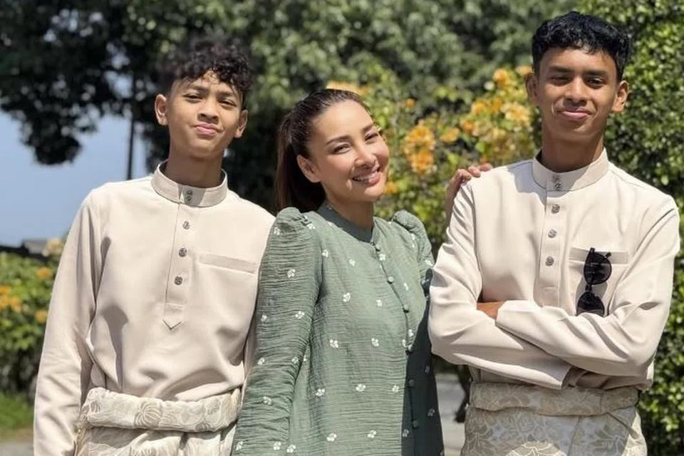 Rita Rudaini bersama dua anak lelakinya iaitu Airit Qaqa Arjuna (kiri) dan Airit Rayyan Rizqin seronok setiap kali pulang beraya di kampung di Perlis.