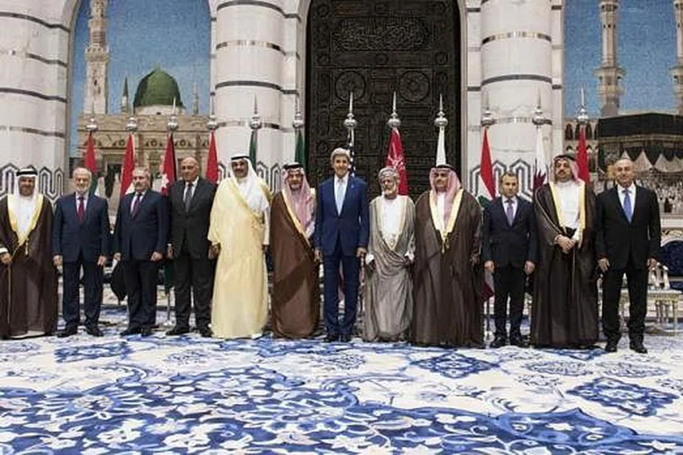 GABUNG TENAGA: Encik John Kerry bersama para menteri luar negara Arab bergambar di Terminal Diraja Lapangan Terbang Raja Abdulaziz di Jeddah, kelmarin. - Foto REUTERS