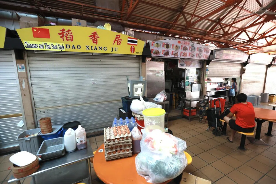 Seorang lelaki berusia 41 tahun akan didakwa di mahkamah dengan tuduhan membunuh selepas kematian seorang wanita berusia 48 tahun yang dikenalinya di Pusat Makan Maxwell.