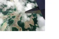Kiribati dianggap strategik bukan sahaja kerana kedudukannya yang agak hampir dengan Hawaii, bahkan kerana ia mempunyai salah satu zon ekonomi eksklusif terbesar di dunia, meliputi lebih 3.5 juta kilometer persegi Lautan Pasifik.