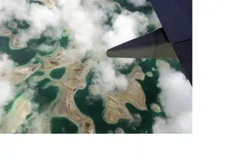 Kiribati dianggap strategik bukan sahaja kerana kedudukannya yang agak hampir dengan Hawaii, bahkan kerana ia mempunyai salah satu zon ekonomi eksklusif terbesar di dunia, meliputi lebih 3.5 juta kilometer persegi Lautan Pasifik.
