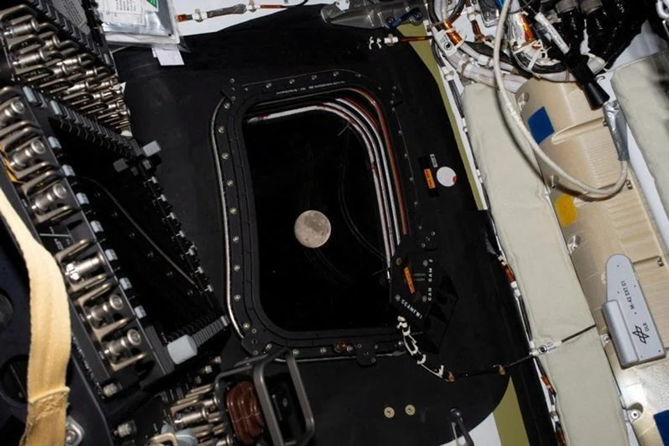 Pandangan bulan yang diambil oleh angkasawan Artemis II melalui tingkap kapal angkasa Orion pada hari kelima misi, 6 April 2026