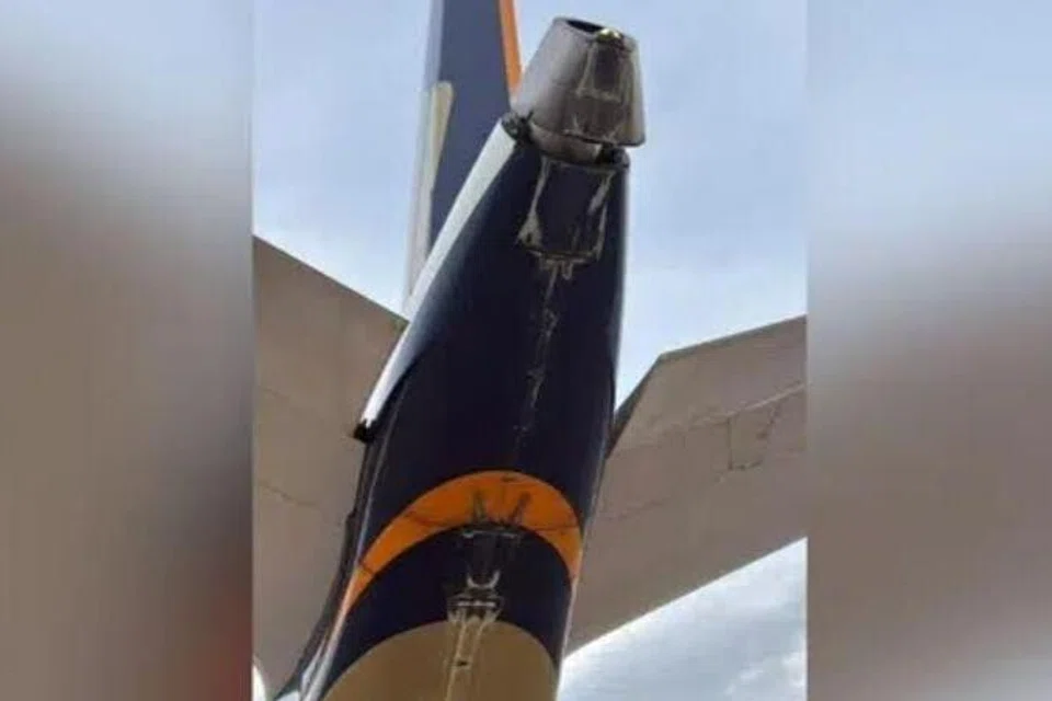 Kesemua 256 penumpang dan 16 anak kapal keluar daripada pesawat seperti biasa, menurut jurucakap Singapore Airlines.