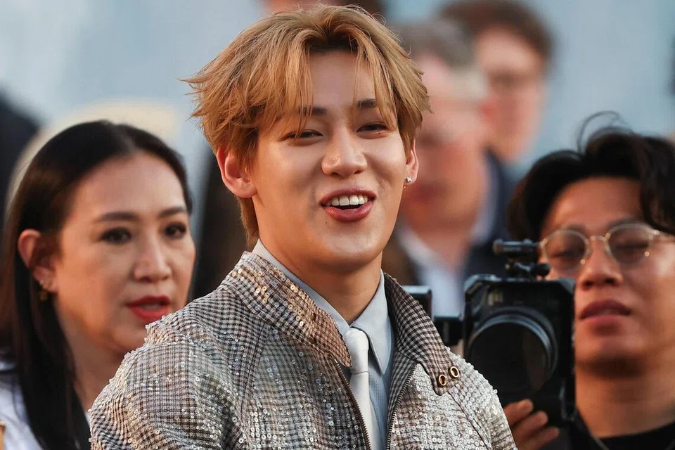 Anggota kumpulan K-pop GOT7, BamBam, menghadiri pertunjukan fesyen Louis Vuitton di Paris pada 23 Jun lalu, sambil menggayakan jaket corak kotak-kotak ikonik daripada jenama itu.
