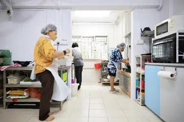 Dapur pusat di kemudahan baru, IDeAL@115, yang bertempat di tingkat 2 Blok 115 Ang Mo Kio Avenue 4. 