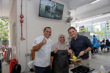 GUNA BAHAN SIHAT: Encik Zaqy Mohamed (kanan), menggalakkan masyarakat Melayu/Islam cuba menggunakan bahan lebih sihat untuk memasak juadah berbuka puasa di program kesihatan Sihat Sebelum Sakit yang diadakan di Masjid Al-Khair semalam. Beliau kelihatan bersama cef Encik Md Mazlan Boyamin (kiri). - Foto BM oleh IQBAL FAIZAL