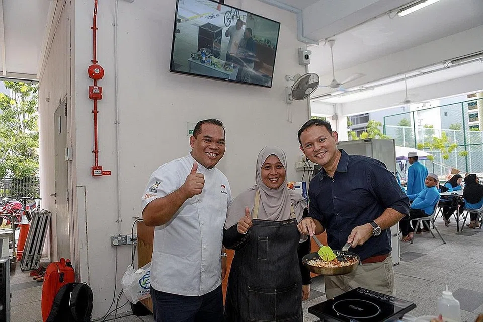 GUNA BAHAN SIHAT: Encik Zaqy Mohamed (kanan), menggalakkan masyarakat Melayu/Islam cuba menggunakan bahan lebih sihat untuk memasak juadah berbuka puasa di program kesihatan Sihat Sebelum Sakit yang diadakan di Masjid Al-Khair semalam. Beliau kelihatan bersama cef Encik Md Mazlan Boyamin (kiri). - Foto BM oleh IQBAL FAIZAL
