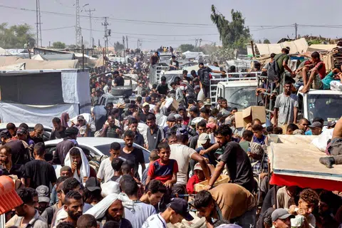Penduduk Palestin membawa barang-barang peribadi di kawasan Mawasi, Rafah di selatan Semenanjung Gaza pada 28 Julai 2025.