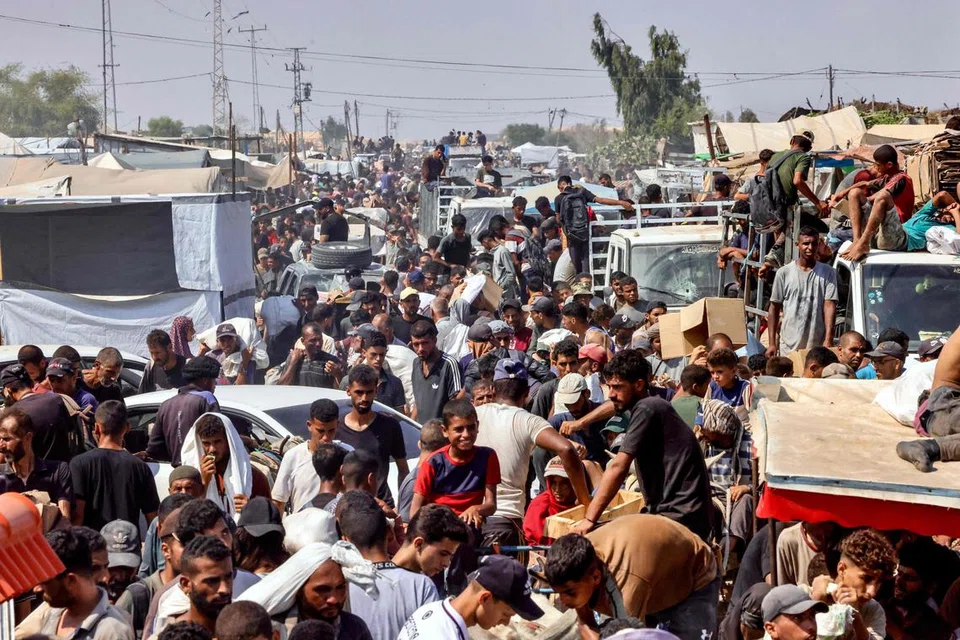 Penduduk Palestin membawa barang-barang peribadi di kawasan Mawasi, Rafah di selatan Semenanjung Gaza pada 28 Julai 2025.