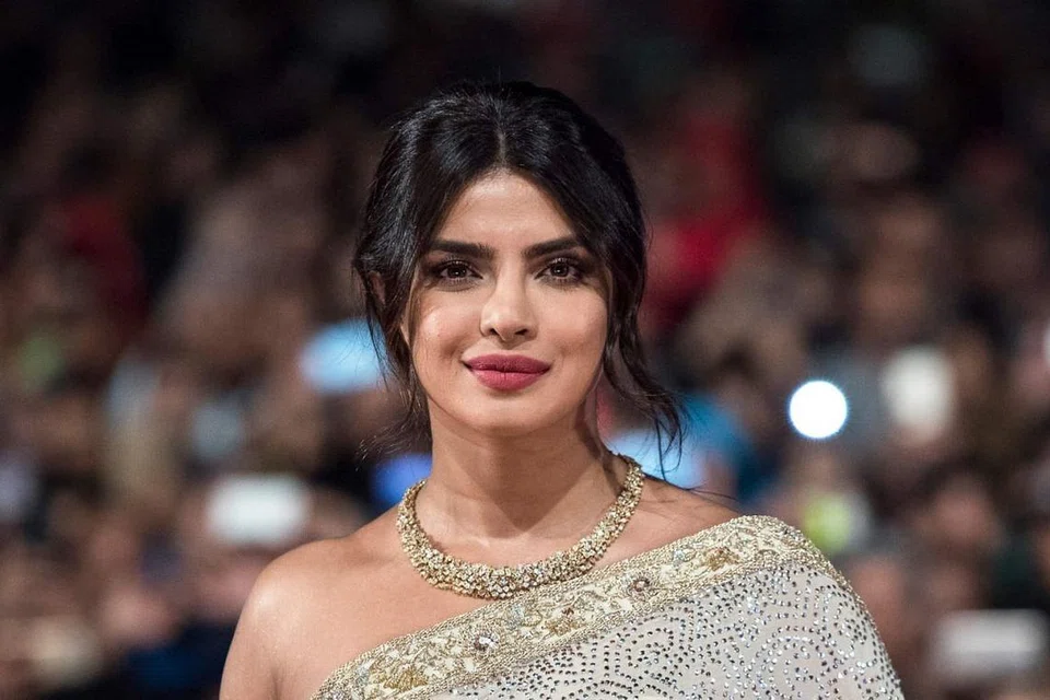 MOTIVASI BUAT KAUM HAWA: Priyanka Chopra menjadikan media sosial sebagai ruang buatnya menyuntik semangat positif buat wanita lain, malah ada kumpulan mutiara katanya dalam laman 'Pinterest'. - Foto AFP