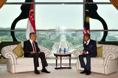 PERERAT HUBUNGAN ANTARA NEGARA: Pertemuan empat mata antara Perdana Menteri Singapura, Encik Lee Hsien Loong dan Perdana Menteri Malaysia, Tun Dr Mahathir Mohamad, di Pejabat Perdana Menteri, Bangunan Perdana Putra, Putrajaya, Malaysia semasa Rahat Pemimpin pada 9 April lalu. - Foto BH oleh LIM YAOHUI