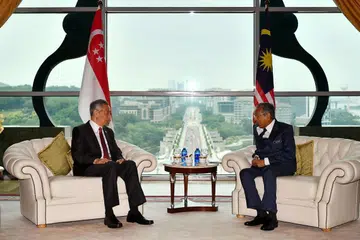 PERERAT HUBUNGAN ANTARA NEGARA: Pertemuan empat mata antara Perdana Menteri Singapura, Encik Lee Hsien Loong dan Perdana Menteri Malaysia, Tun Dr Mahathir Mohamad, di Pejabat Perdana Menteri, Bangunan Perdana Putra, Putrajaya, Malaysia semasa Rahat Pemimpin pada 9 April lalu. - Foto BH oleh LIM YAOHUI