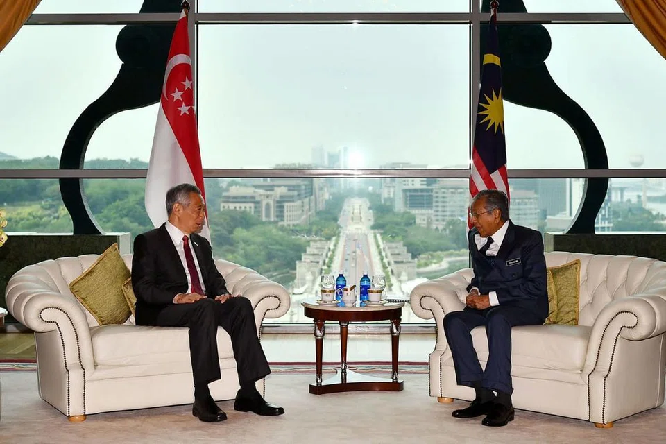 PERERAT HUBUNGAN ANTARA NEGARA: Pertemuan empat mata antara Perdana Menteri Singapura, Encik Lee Hsien Loong dan Perdana Menteri Malaysia, Tun Dr Mahathir Mohamad, di Pejabat Perdana Menteri, Bangunan Perdana Putra, Putrajaya, Malaysia semasa Rahat Pemimpin pada 9 April lalu. - Foto BH oleh LIM YAOHUI