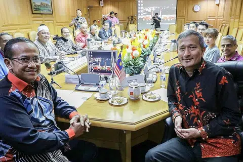 MUHIBAH: Dr Vivian Balakrishnan (kanan) mengakhiri sesi lawatan sambil bertugas di Malaysia dengan kunjungan ke Terengganu setelah melawat Negeri Sembilan dan Pahang. - Foto MFA