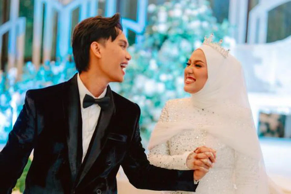 DEDAH DERITA: Ubai (kiri) simpati dan kasihankan isterinya, Shila Amzah yang bekerja demi keluarga sejak usia 10 tahun. 