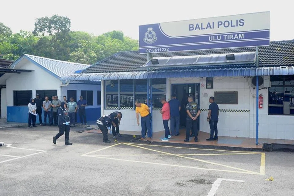 Balai Polis Ulu Tiram, Johor, yang diceroboh dan diserang seorang suspek lelaki berusia 21 tahun yang mengorbankan dua konstabel polis dan mencederakan seorang lagi dalam kejadian 2.30 pagi pada 17 Mei. Suspek turut ditembak mati dalam kejadian.