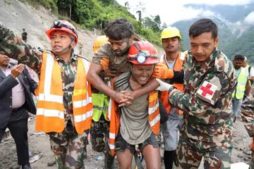 Seorang mangsa dibawa anggota pasukan mencari dan menyelamat selepas dua pekerja ditemukan masih hidup dalam sebuah terowong di Projek Jana Kuasa Hidro Trishuli-3A di Rasuwa, Nepal, pada 4 September. Kedua-duanya diselamatkan selepas sembilan hari terperangkap susulan runtuhan ais, batu dan lumpur yang melanda lembah Sungai Trishuli pada 26 Ogos, mengorbankan lebih 1,200 orang.