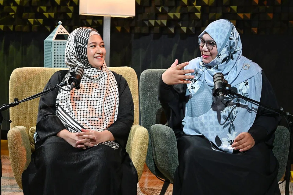 Ustazah Nadia Hanim (kanan) bersama Sharifah Fashiha Syed Ali, yang mempunyai lapan anak berkongsi pandangan bagaimana untuk menggalakkan anak-anak berpuasa serta bagaimana untuk memupuk nilai kesabaran sepanjang Ramadan.