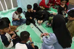 Seramai 54 kanak-kanak di bawah usia 10 tahun menyertai acara Ramadan AMP Singapura, ‘Ramadan Recharge’, dan diberi peluang mereka tanglung dan menulis kad Hari Raya. Acara itu bertujuan mengingatkan peserta tentang peri pentingnya keluarga. 