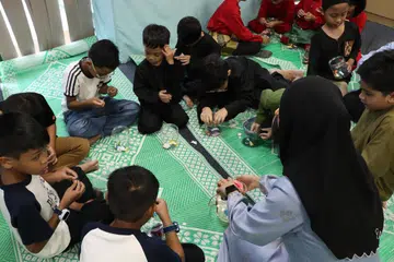 Seramai 54 kanak-kanak di bawah usia 10 tahun menyertai acara Ramadan AMP Singapura, ‘Ramadan Recharge’, dan diberi peluang mereka tanglung dan menulis kad Hari Raya. Acara itu bertujuan mengingatkan peserta tentang peri pentingnya keluarga. 