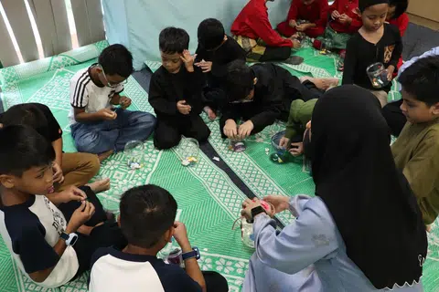 Seramai 54 kanak-kanak di bawah usia 10 tahun menyertai acara Ramadan AMP Singapura, ‘Ramadan Recharge’, dan diberi peluang mereka tanglung dan menulis kad Hari Raya. Acara itu bertujuan mengingatkan peserta tentang peri pentingnya keluarga. 