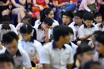 DIPERMUDAHKAN: Para pelajar warga Singapura yang pulang ke tanah air akan dapat memasuki sekolah menengah dengan lebih mudah. - Foto fail